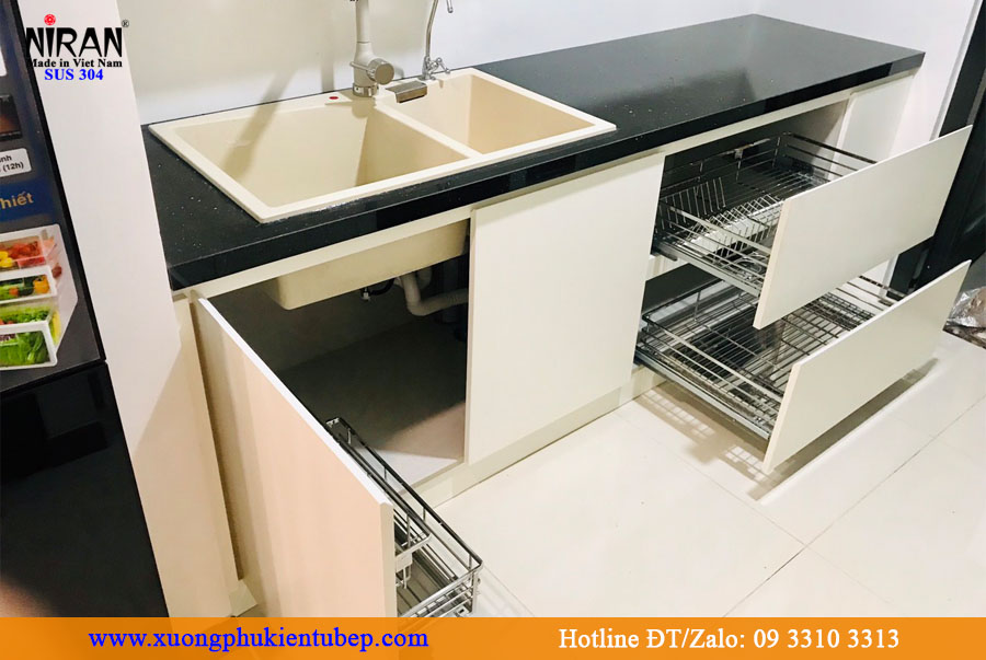 Lắp đặt phụ kiện tủ bếp Niran theo số đo thực tế